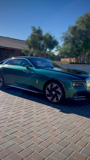 Rolls-Royce Spectre in the sunshine! ☀️ #rollsroycesunningdale #rollsroycespectre #luxurycars #luxurylife #cartok #electriccar