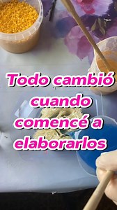 Receta Jabón Artesanal Si quieres usar un jabón libre de sosa cáustica, la alternativa cada vez más popular es el jabón de base de glicerina con aloe vera. Una de las propiedades del aloe vera es que nutre la piel y ayuda a prevenir signos de sensibilidad como comezón e irritación. Su fórmula es muy suave y puede aplicarse hasta en los tipos de pieles más sensibles. Para que el resultado sea óptimo es recomendable ser exactos con las proporciones para hacer jabón casero. Ingredientes: 2 pastilla