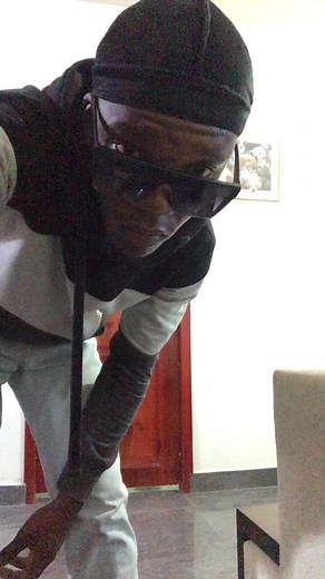 Calentando antes de salir 🕺🏿🎶 #salsa #viral #esme 🎶😁