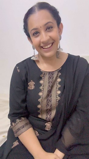 Sowbhagya Venkitesh on Instagram: "@kritihenna SHOBA Niacinamide Serum Ingredients: Aqua, Rose Distillate, Niacinamide, Tranexamic Acid, Alpha Arbutin, Acetyl Glucosamine, Dimethyl Isosorbide, Pentylene Glycol, Ethoxydiglycol, Zinc PCA, Ferulic Acid, Hyaluronic Acid, NMF Complex, Trehalose, Buchu Leaf Extract, Panthenol, Allantoin, Ascorbic Acid, Vitamin E, Geogard ECT Usage: Apply 3-5 drops of serum on clean skin after cleasing. Wait for a few seconds for the serum to be fully absorbed and foll