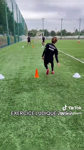 Exercice ludique de football en 2 vs 2
