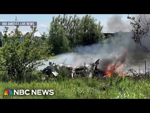 12 people killed after skydiving plane crashes in Missouri