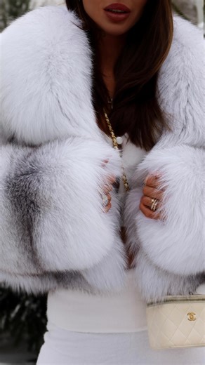 SIGN_01 | PANTHER · платья и дневные комплекты on Instagram: "Шуба из натурального меха лисы в пепельно-белом оттенке - про тихую роскошь и безупречный вкус. Мягкий, шелковистый ворс с дымчатым переливом красиво подсвечивает лицо и делает образ, который влюбляет с первого взгляда. Теплая, эффектная, статусная - та самая вещь, которая не требует лишних слов. Модель @anastasiia_ana_"
