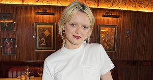 Maisie Williams Says She Was “Indoctrinated” By Her Abusive Father Into A “Child Cult” Against Her Mother