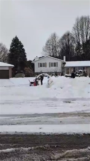 A little demonstration of 2 stage vs 3 stage snow blowers. | Derek's Mowers'n Blowers - Service and Repairs