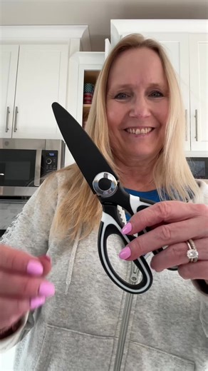 These kitchen scissors make dicing and slicing your meats and vegetables so much easier! #momager #tiktokshopholidaydeals #tiktokshopcreatorpicks #tiktokshopholidayhaul