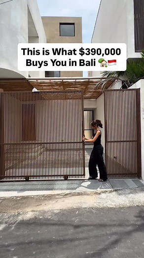 Step into this stunning modern tropical villa — fully furnished and ready to move in. 🌿 Built on 200 sqm of land with 280 sqm of space across two levels and a rooftop, it features an enclosed living area with a sunken lounge & projector, a modern kitchen, and a dining area that opens up to fresh natural air. The first bedroom connects directly to the pool, while upstairs you’ll find two more bedrooms with ensuite bathrooms and mini balconies overlooking the pool. The rooftop pergola is perfect