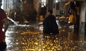 Trash worsens flooding on Saigon street - VnExpress International