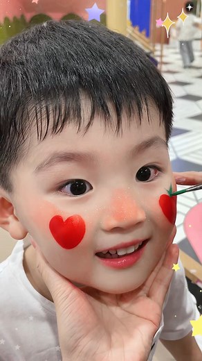 Painting strawberry designs for boys is surprisingly adorable! People often think strawberries are “for girls,” but boys get SO excited when they see it: “I want the red one too! That looks cool!” ✨🍓 Bright colors, cute shapes, super photogenic— strawberry designs look great on any child. Just a few strokes and they can’t stop smiling! Want to learn this strawberry face painting? Click the link below and I’ll teach you step by step! https://anka-bella.com/discount/Exclusive #StrawberryFacePaint