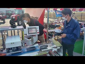 Vegetables are wrapped in a packaging machine