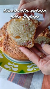 Ciambella salata allo yogurt ripiena di speck e scamorza, senza glutine e morbidissima. Un rustico che non ha bisogno di lievitazione e che si prepara in 10 minuti. Ingredienti 😋 2 uova 120 g yogurt bianco naturale 40 g formaggio (grattugiato) 5 g sale 50 g olio di semi 120 g latte 260 g farina per pane senza glutine (Mix B o Nutrifree) 1 bustina lievito istantaneo per preparazioni salate 150 g scamorza (o galbaninoPassaggi Per prima cosa tirar fuori da frigo almeno 30 minuti prima le uova, yog