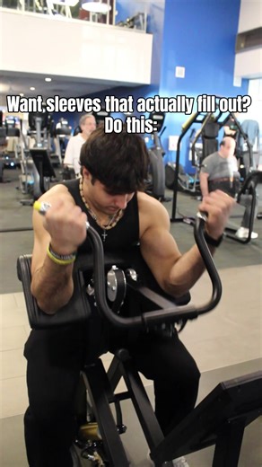 Barbell curls (heavy) – mass builder Incline dumbbell curls – deep stretch = growth Hammer curls – thicker arms Preacher curls – strict controlled Cable curls – constant tension 8–12 reps. Slow on the way down. Train 2–3x/week. Add weight over time. Eat big. Sleep right. Stay consistent. That’s how arms grow 🔥 🧬 DM me (Journey) I’m doing free consultations for anyone looking for a free diet plan #change #biceps #fyp #foryou #gym