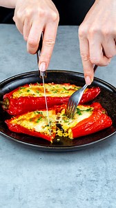 Cette recette de poivrons farcis fera envie à tous les chefs ! Ingredientes: poivron rouge: 7 pc huile d’olive : 10 ml huile d’olive : 10 ml Le remplissage: oignon: 1 pc carotte: 250 g champignons: 170 g riz: 200 g sel: 4 g poivre noir: 2 g curcuma: 2 g eau: 200 ml tomates: 2 pc persil: 12 g aneth: 7 g fromage à pâte pressée: 180 g | Savoureux.tv