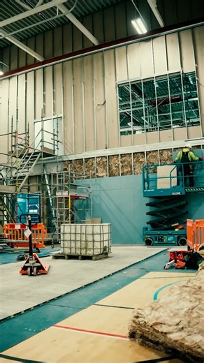 🚧 PEAK Redevelopment Update! 🚧 Today we captured a timelapse of the final section of the upper wall being closed up, things are starting to change FAST. 👀✨ All the heavy machinery (yep, those giant scissor lifts!) and access scaffolding have officially left the gym floor. That means the only way in now is through our brand-new entry and exit doors on the first floor — things are getting very real! Our electrical works are in their final stages, and we’re now shifting into paintwork and ceilin