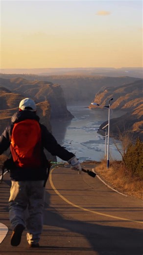 Come to the Yellow River canyon in northern China's Hohhot City and enjoy the splendid winter scenery. 🌹🌺🌸 | Across Inner Mongolia