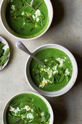 #AD Super Green Spinach, Pea & Mint Soup | I don’t post that many healthy recipes but if guys like these sorts of dishes, let me know in the comments! Particularly at this time of year, I crave warmth and goodness, and this little soup recipe made with the best of Dunnes Stores ingredients always helps me nail at least one of my five a day as well as being a brilliant winter warmer during these colder months 🥣 Serves: 4 Time: 30 mins 2 tbsp olive oil bunch of spring onions, chopped 300g Dunnes