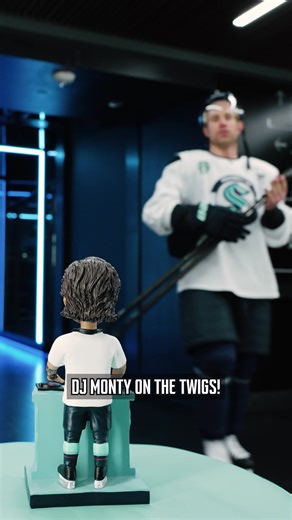 got the whole locker room bobblin’ 🙂‍↕️🎶 #seakraken #brandonmontour #pitchbook #bobblehead #paidpartnership