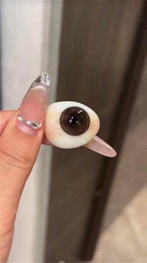 Cute brown sparkly small pupils ✨ Who’s falling for this look?