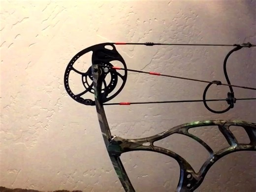 慢动作下的复合弓凸轮运动Compound bow cam in slow motion