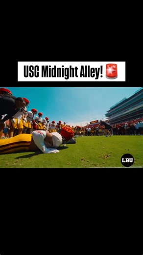 Linebackers University™ on Instagram: "USC Midnight Alley!!!🚨🚨🚨 USC Linebacker Jadyn Walker with a BIG HIT!🔥 @notlikejroc #linebacker #linebackers #linebackerdrills #linebackertraining #linebackercoach #linebackeruniversity #linebackersuniversity #LBU #LB"
