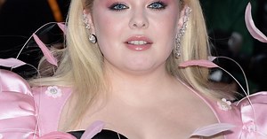 "J'ai des seins incroyables" : cette star de "Bridgerton" répond aux critiques sur son poids