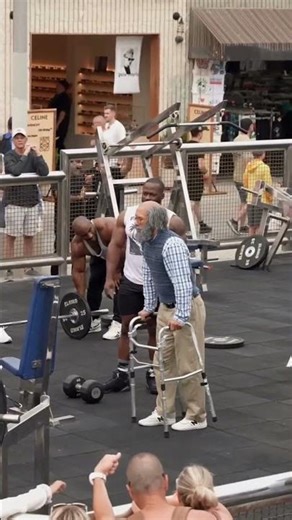 anatoly prank in the beach#MuscleBeach #Powerlifting #ViralMoment #FitnessMotivatio #Calisthenics