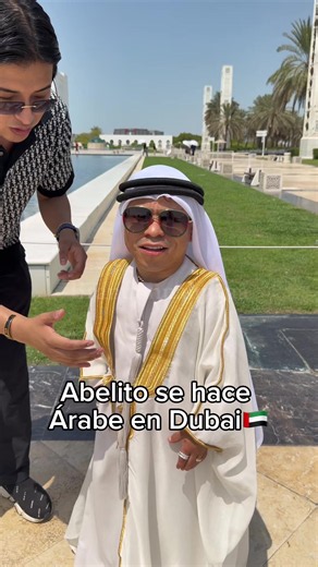 Traje típico árabe en Dubai con Abelito