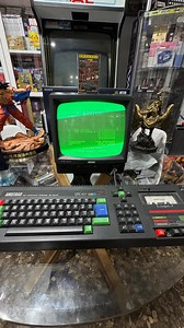 🎮💻 De los píxeles al hiperrealismo 🌌✨ En los años 80, jugar en un Amstrad CPC-464 era magia pura: gráficos simples, colores limitados, pero toneladas de imaginación. 🌈🔲 Juegos como Gryzor (el primo de Contra) nos transportaban a batallas épicas con apenas unos cuantos sprites y líneas de código. ¡Cada píxel contaba! 👾🎲 Hoy en día, los gráficos en PC son una obra de arte. 🌟 Desde texturas 4K hasta mundos abiertos hiperrealistas, hemos pasado de controlar pequeños guerreros pixelados a mov