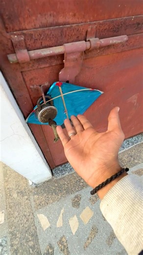 Padosi apni mini kite🪁pe lock lagake chala gaya chhat pe maine chori karli😂 #kite #patang #shorts