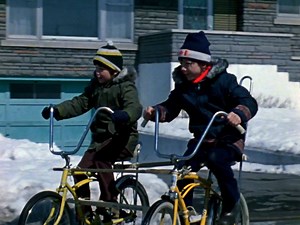 Nostalgie, quand tu nous tiens... Dans "Le violon de Gaston" (1974) d'André Melançon, le choix n'est pas facile entre 🏒 une partie de hockey et 🎻 un récital de violon! Visionnez-le au complet sur ONF.ca → bit.ly/2YvBHxX | ONF