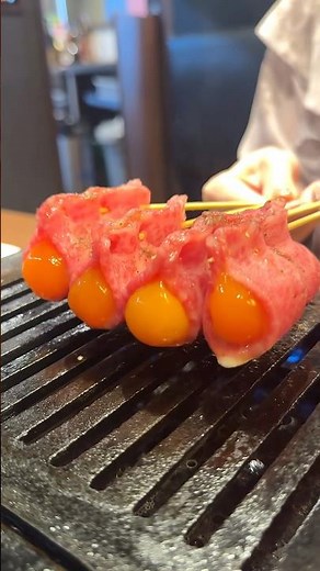 卵黄とご飯を包んで食べる名物ちょうちんロースが最高すぎた！【上野：焼肉ごぉ】
