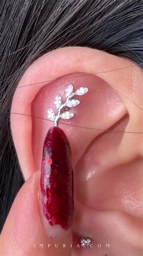Ayo… why is this leaf flat back cartilage stud SO pretty 🍃👀 It hugs the ear perfectly, no poking, no irritation — just sparkle. Search Dewdrop at www.impuria.com ✨ #earpiercings #flatbackstud #earstack #piercing #earcuration
