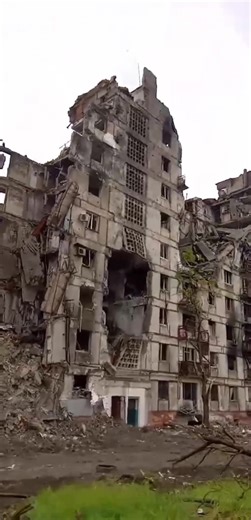 Четвертий рік війни. Четвертий рік, як знищені міста й села України. Одним із них став Маріуполь — місто болю, яке ми не маємо права забути. #волонтер #війнавукраїні #warinukraine #24лютого #маріуполь