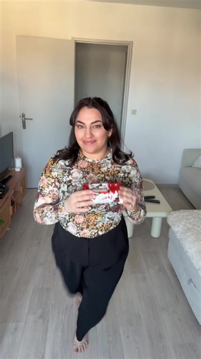 Mon Tiramisu Kinder Bueno 👩🏻‍🍳 Plat 20 x 20 cm INGRÉDIENTS Crème: 500 g mascarpone 200 ml crème liquide entière bien froide 60 g sucre glace 1 pincée de sel Imbibage: 500 ml lait 30 g cacao non sucré 1 à 2 càs de sucre max Garniture 24 biscuits à la cuillère Nutella Pâte à tartiner noisette 6 Kinder Bueno 50 à 70 g noisettes PRÉPARATION 1️⃣ La crème Fouetter le mascarpone avec 60 g de sucre glace et la pincée de sel. Monter la crème en chantilly souple puis l’incorporer délicatement. 2️⃣ Le l