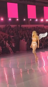 #MUNDO 📌La top model holandesa Doutzen Kroes tuvo un pequeño percance en el escenario cuando uno de sus tacones levantó parte del piso de la pasarela del Victoria's Secret Fashion Show 2024. Sin embargo, Kroes supo resolver y continuó con su desfile 👏🏻 #lomasviraldelmomento | Sandra Gamarra