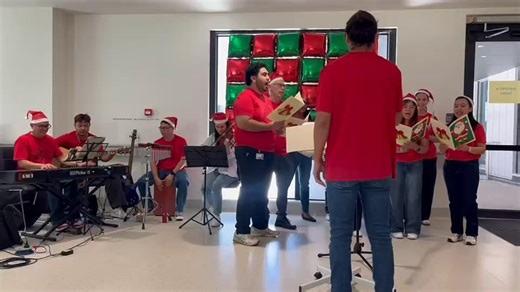 🎄🎅🎶NSW Health Pathology’s Nepean Laboratory has been lighting up the hospital corridors with a roaming Christmas carol flash mob! Pathologists, scientists, collectors and central specimen reception staff have banded together as the Jingle Cell Rockers, sharing their musical talents and performing Christmas favourites for patients and staff. Many are part of local choirs or church groups, and they’ve been rehearsing for weeks in their own time to make it happen. Huge thanks to Gerard, John, Ju