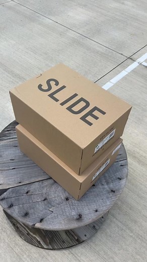 First look at the Yeezy Slide “Slate Grey” Really clean looking yeezy slide that looks very similar to the onyx colorway. These are set to release on August 22 but you can get these now on Brycen.Resell instagram🖤