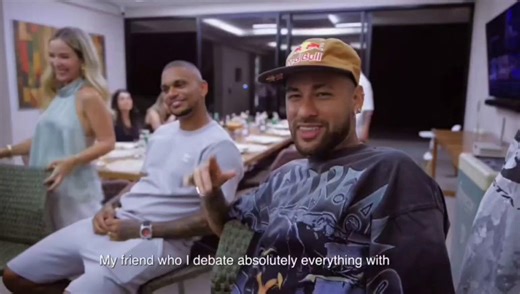 O cara do lado é marido dela, dá pra notar que ele ficou constrangido, com a atitude da esposa. Ele dava um gole no whisky e olhava para o Neymar pra ver a reação.É mulher assim que te queima e faz você perder network. Ali ele soube que está desconvidado do próximo jantar...