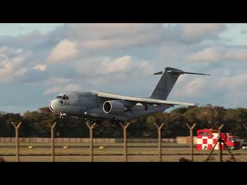 航空自衛隊の川崎重工C-2ブルーホエールがイギリス空軍コニングスビー基地に着陸する