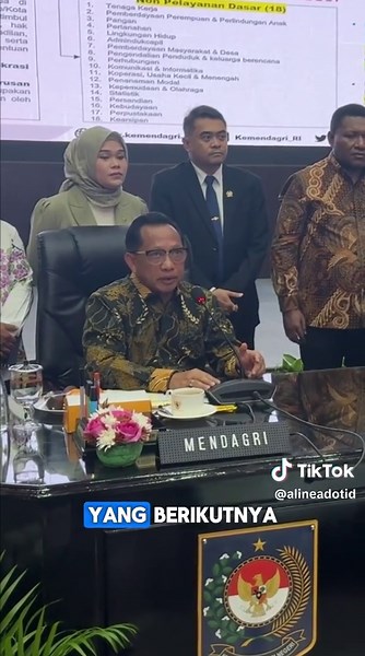 Menteri Dalam Negeri Muhammad Tito Karnavian menegaskan, bahwa fokus percepatan pembangunan di wilayah Papua adalah pemenuhan Standar Pelayanan Minimal (SPM), termasuk bidang kesehatan, pendidikan, infrastruktur dasar, perumahan rakyat, sosial, serta ketenteraman dan perlindungan masyarakat. Pernyataan ini disampaikan Tito kepada awak media usai menghadiri Rapat Bersama dengan Dewan Perwakilan Daerah (DPD) RI di Gedung Sasana Bhakti Praja, Kantor Pusat Kementerian Dalam Negeri (Kemendagri), Jaka