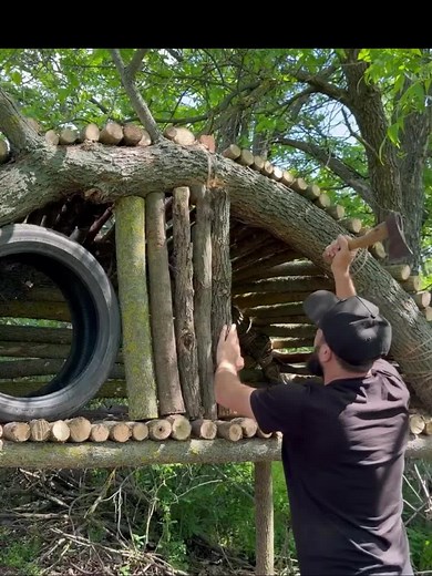 Building a Flying Bushcraft Shelter: Simple Woodland House
