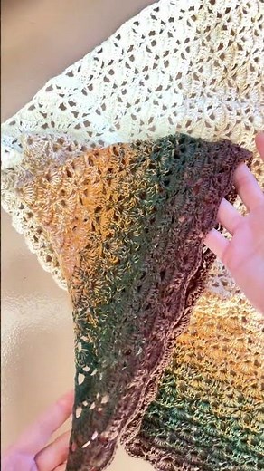 Zoom sur les détails du dernier châle triangle façon chèche au crochet #tutocrochet