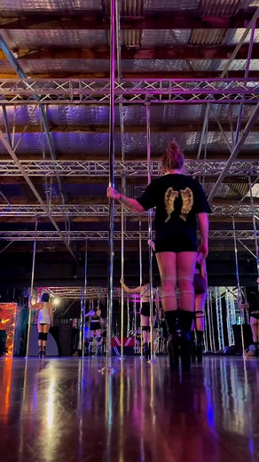 Beginner choreo class tonight @blackbirdmelbourne 🥰 Join me every Tuesday 7:30pm #amyhazel #17weekspregnant #pole #poledance #polechoreo #poledancer #fitness #polemama | Amy Hazel