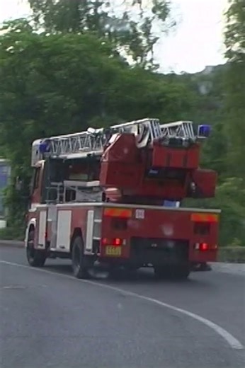 Hasičský žebřík jede k zásahu #hasici
