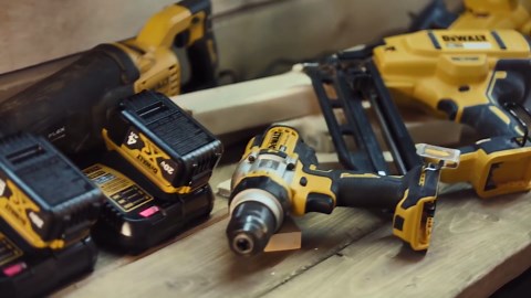 Amazon.com: DEWALT FLEXVOLT 60V MAX* String Trimmer, Brushless, Two Speed, 15-Inch, 3-Ah Battery (DCST970X1) : Patio, Lawn & Garden