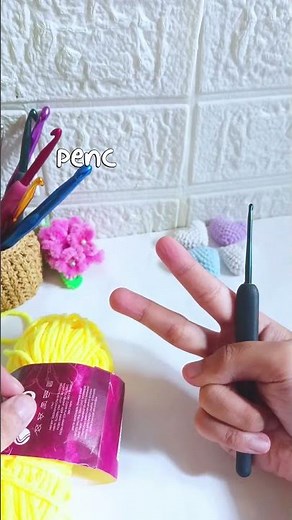 2 Ways to Hold a Crochet Hook 🪡 (Pencil vs Knife Grip)