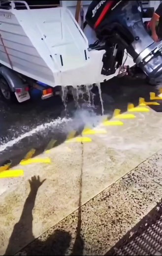 BOATER PUTS $536 OF GAS IN THE WRONG HOLE ON HIS BOAT AT THE GAS STATION WHAT YOU GUYS THINK?#boatlover💖 #boatlife #accident #boatsgonewild #fishingboat