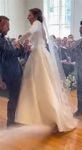 💒 Unforgettable church wedding moment! The bride’s dress turned into a mini fountain at the front 💦 She screamed and tried to keep balance, but kept slipping in the cutest way~ Pure laughter and joy! #WeddingFun #UnexpectedMoment #microdrama #weddingtok #chaos