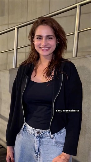 Ayesha Khan 💕😍was all smiles tonight as she walked out of her building💥
