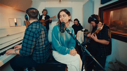 Jasmine Thompson on Instagram: "Here’s the full live video, also up on YouTube now. 🩵 Thanks for the love so far 🌞"